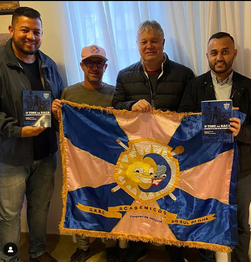 Spyros Diamantaras historiador do Ava&iacute; visita os diretores da Escola de Samba Acad&ecirc;micos do Sul da Ilha – Foto: Acad&ecirc;micos Sul da Ilha/ND