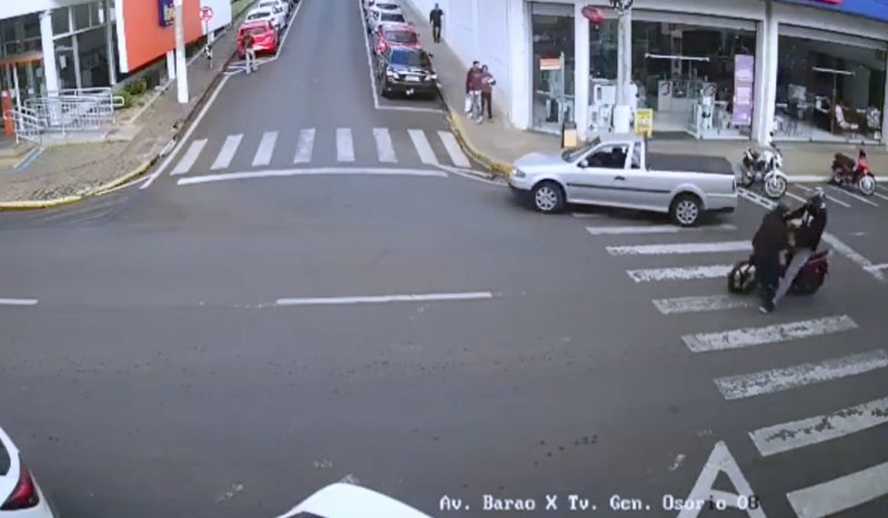 Mulher &eacute; atropelada e arrastada por moto em Ca&ccedil;ador &mdash; Foto: Reprodu&ccedil;&atilde;o/ND