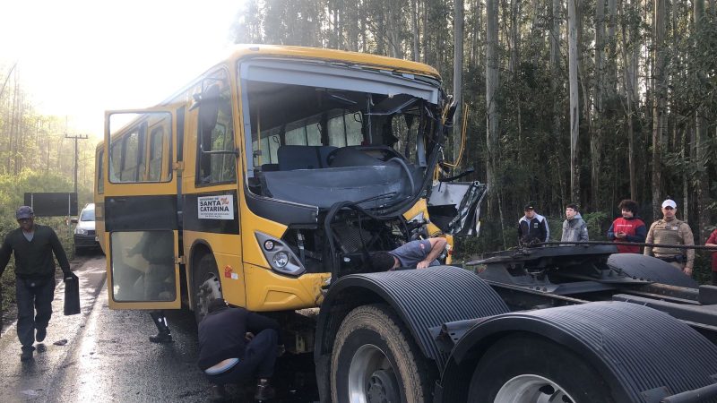 Motorista morre e 23 crian&ccedil;as ficam feridas em acidente com &ocirc;nibus escolar no Sul de SC – Foto: Juno C&eacute;sar/NDTV