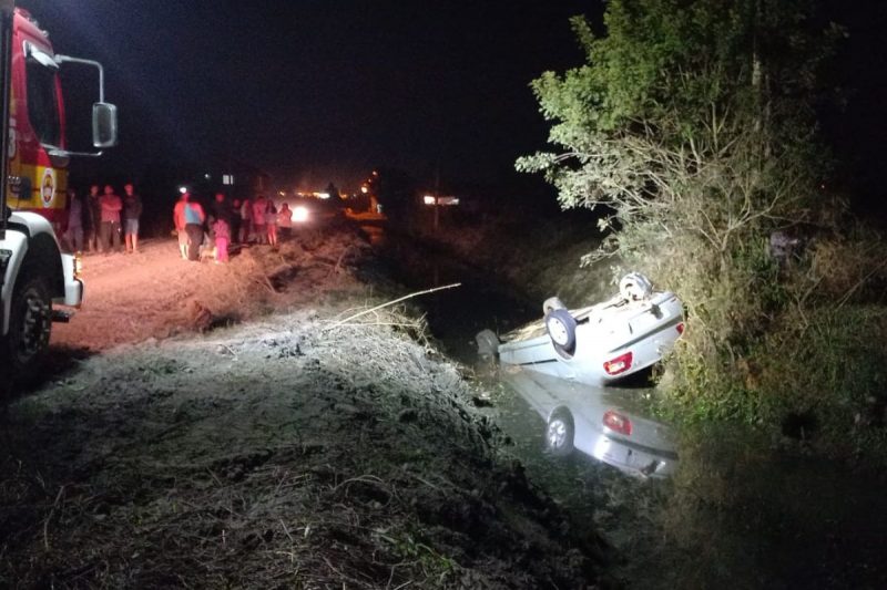 Carro ficou parcialmente submerso em vala – Foto: CBM/Divulga&ccedil;&atilde;o