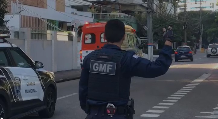 Segundo a Guarda Municipal, a ciclista n&atilde;o parou no cruzamento e bateu contra a porta de um carro – Foto: Guarda Municipal/Divulga&ccedil;&atilde;o/ND