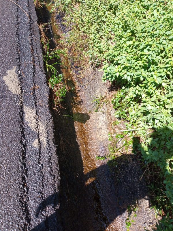 L&iacute;quido perigoso vaza de carreta tombada e interdita BR-282 – Foto: Reprodu&ccedil;&atilde;o/ND