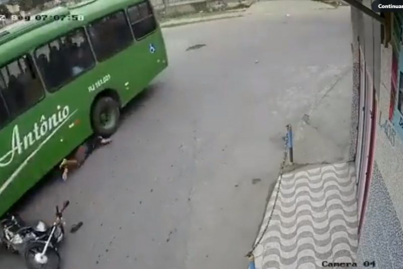 Cabe&ccedil;a do motociclista quase foi atingida por pneu – Foto: Reprodu&ccedil;&atilde;o/Internet