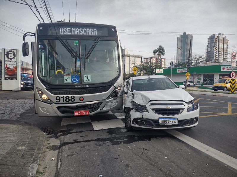 Batida entre ônibus e carro mobilizou Corpo de Bombeiros, GMT e Samu na manhã desta terça-feira (5) em Blumenau &#8211; Foto: Franciele Cardoso/NDTV
