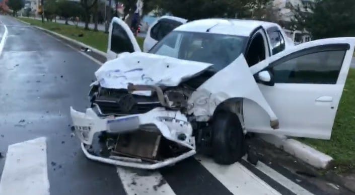 Colis&atilde;o frontal envolveu ve&iacute;culo e caminh&atilde;o que e transporta de concreto – Foto: Guarda Municipal/ Divulga&ccedil;&atilde;o /ND