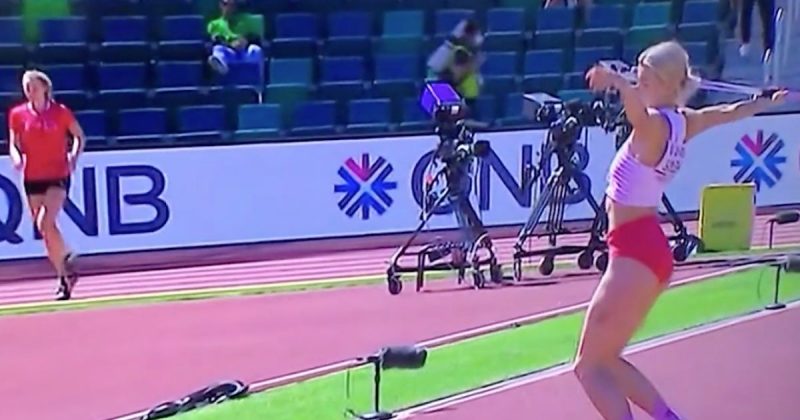 Adrianna Sulek e o seu movimento de maestrina para lan&ccedil;ar o dardo – Foto: Reprodu&ccedil;&atilde;o