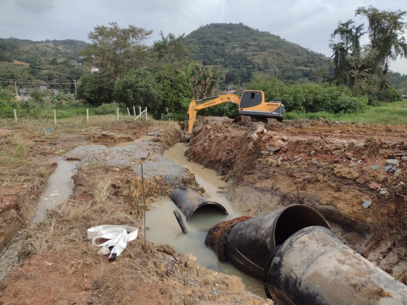 Escava&ccedil;&atilde;o do Contorno Vi&aacute;rio danificou adutora na BR-282 – Foto: Casan/Divulga&ccedil;&atilde;o/ND