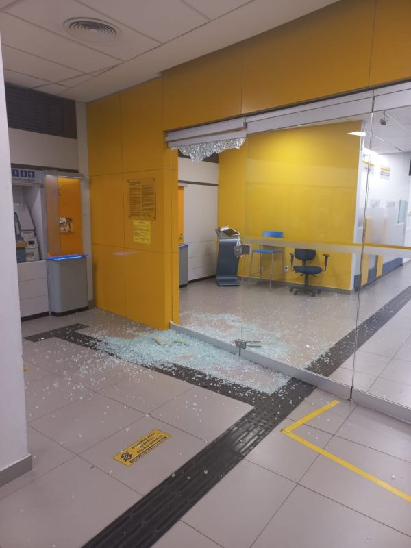 Suspeitos tentaram levar equipamentos de seguran&ccedil;a e muni&ccedil;&otilde;es de ag&ecirc;ncia do Banco do Brasil – Foto: Pol&iacute;cia Militar/Divulga&ccedil;&atilde;o