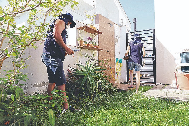 De casa em casa, agentes da prefeitura inspecionam poss&iacute;veis focos do mosquito transmissor da dengue – Foto: Divulga&ccedil;&atilde;o/PMF/ND