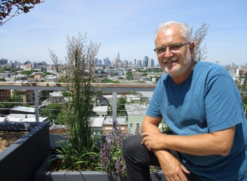 Morador de Barra Velha &eacute; hoje uma das refer&ecirc;ncias em colunas e cr&ocirc;nicas em diversos jornais da regi&atilde;o Norte catarinense. – Foto: Divulga&ccedil;&atilde;o