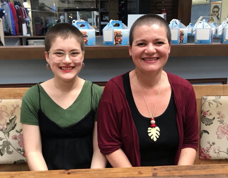 Sophia e a m&atilde;e, Alana Ferreira. Tataraneta e bisneta de Roz&aacute;lia Paulina Ferreira, respectivamente – Foto: Bruna Stroisch/ND