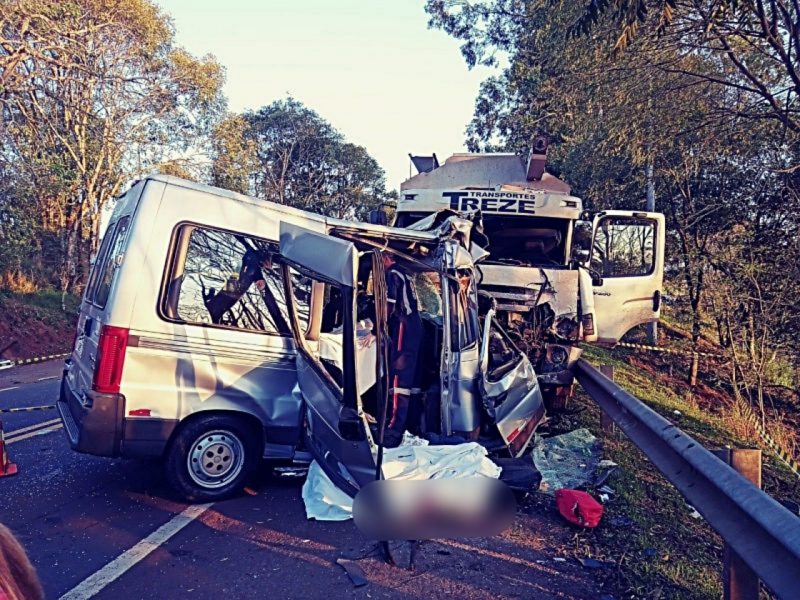 Todas as vítimas estavam na van e morreram ainda no local do acidente, inclusive o motorista. &#8211; Foto: Aluísio Valle/Jornal Integração Regional
