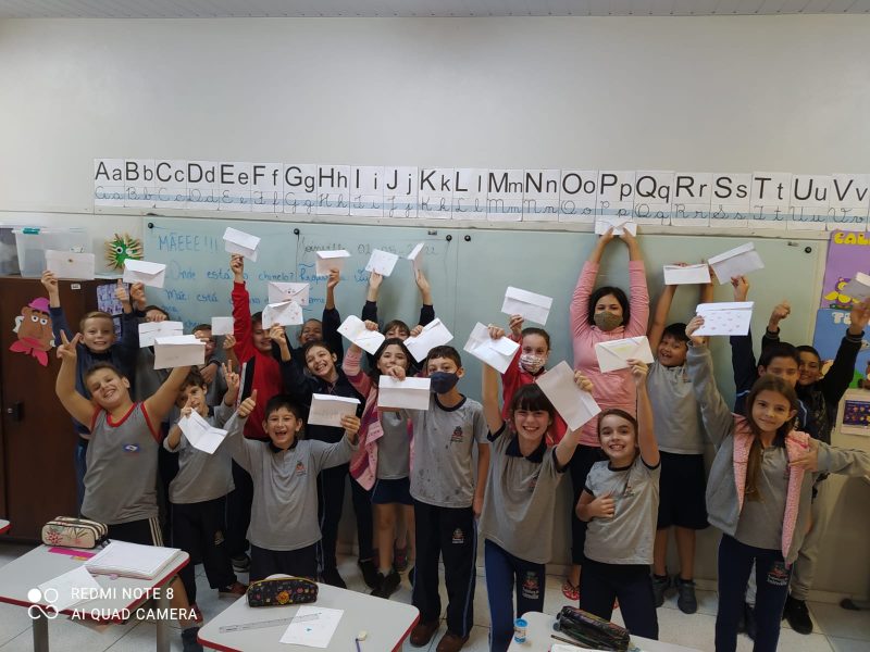Alunos da Escola Municipal Isabel Silveira Machado com suas cartas – Foto: Viviane Roberta dos Santos