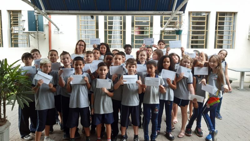 Alunos da turma do 4&ordm; Ano de duas unidades escolares de Joinville trocam cartas em projeto pedag&oacute;gico – Foto: Miriam Ferraz