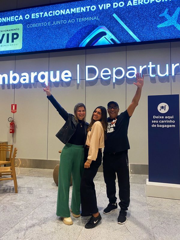 J&uacute;lia com os pais, Andreza e Dilson, no dia da sua despedida do Brasil – Foto: Divulga&ccedil;&atilde;o/ND