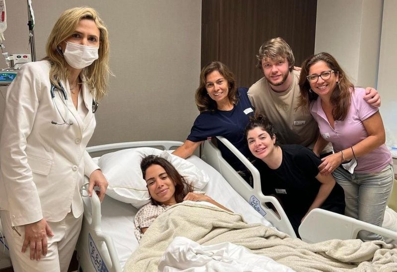 Anitta aparece ao lado de amigos e da equipe m&eacute;dica ap&oacute;s procedimento – Foto: Reprodu&ccedil;&atilde;o/Redes Sociais/ND