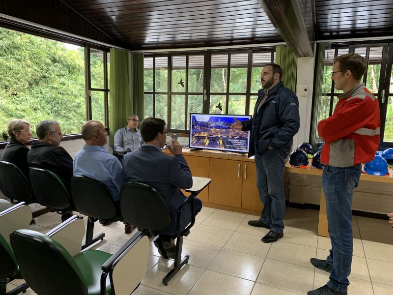Antes da visita t&eacute;cnica as autoridades assistiram a apresenta&ccedil;&atilde;o do CGR Blumenau – Foto: Veolia Brasil