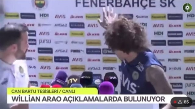 Arão, ex-Flamengo, foi "agredido" por placa publicitária durante apresentação no Fenerbahçe