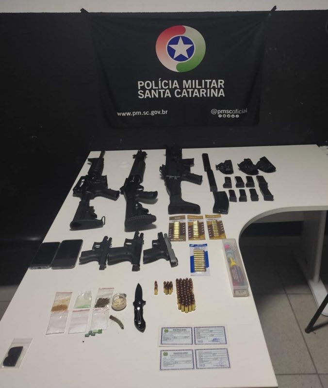 Seis armas de fogo, entre elas fuzil, foram encontrados na casa do homem – Foto: Pol&iacute;cia Militar/Divulga&ccedil;&atilde;o