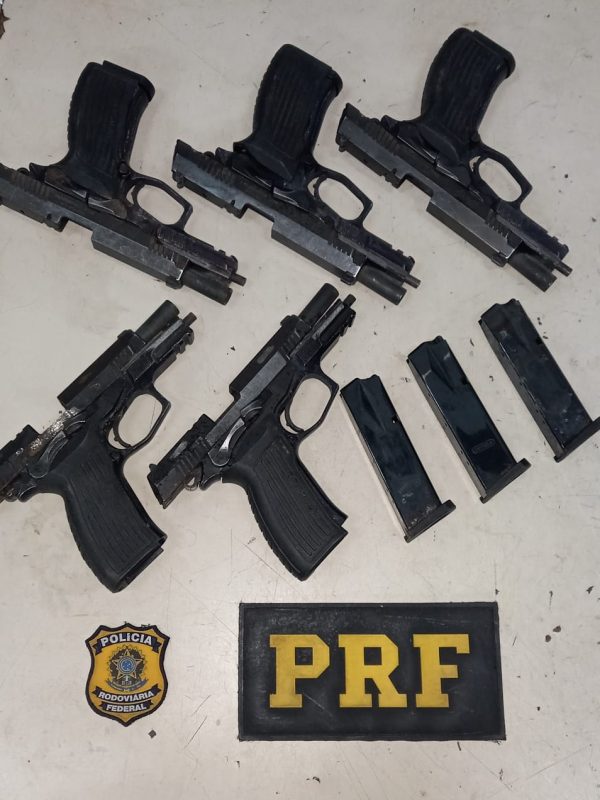 Policiais foram acionados ap&oacute;s propriet&aacute;rio do ve&iacute;culo achar arma no tanque de combust&iacute;vel. – Foto: Divulga&ccedil;&atilde;o/ Pol&iacute;cia Rodovi&aacute;ria Federal/ ND