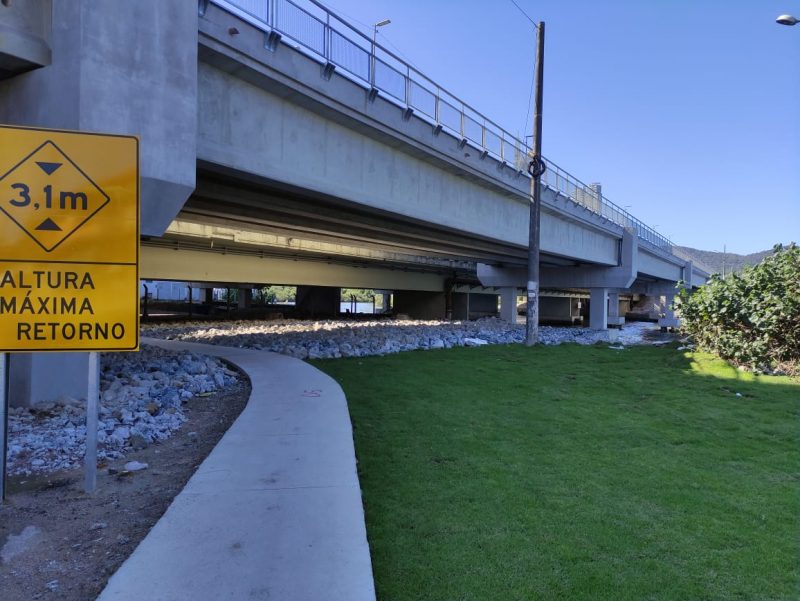 Pedras colocadas sob viadutos para impedir o acesso de pessoas em situação de rua - Foto: Jorge Valenga/Gabinete Vereador Eduardo Zanatta/Divulgação/ND