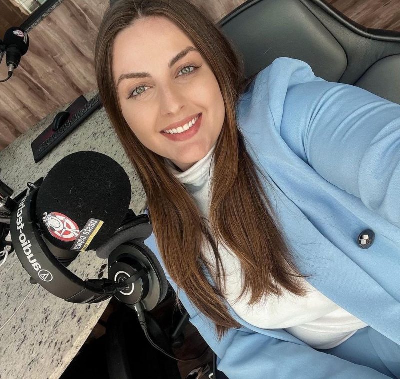 Let&iacute;cia &eacute; comunicadora h&aacute; 3 anos da R&aacute;dio Oeste Capital, em Chapec&oacute;. – Foto: Arquivo Pessoal/Divulga&ccedil;&atilde;o/ND