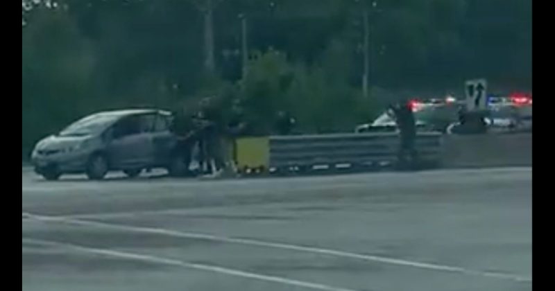 “Fa&ccedil;a-me o favor, fique de joelhos de deite-se de bru&ccedil;os”, diz policial na captura do suspeito – Foto: Reprodu&ccedil;&atilde;o