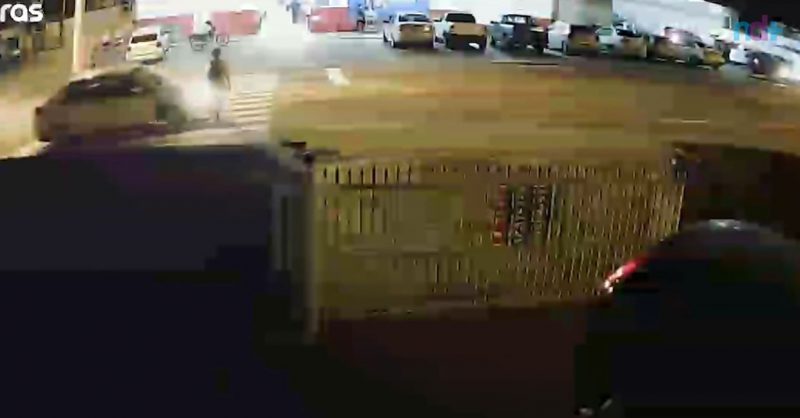 C&acirc;mera de seguran&ccedil;a flagra momento em que pedestre &eacute; atropelada na faixa de seguran&ccedil;a em Blumenau – Foto: Reprodu&ccedil;&atilde;o