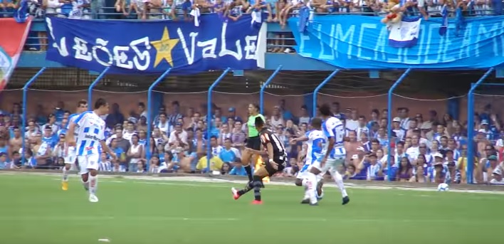 O jovem Neymar &eacute; cercado por quatro jogadores do Ava&iacute; – Foto: Arquivo/Jamira Furlani/Ava&iacute; F.C