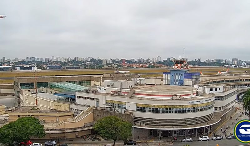 Avi&atilde;o da Gol precisou arremeter quando estava pousando em Congonhas – Foto: YoutubeGolfOscarRomeo/Reprodu&ccedil;&atilde;o/ND