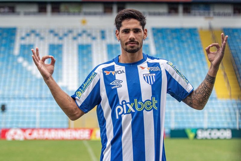 Lateral Ayrton Cougo na apresentação no Avaí