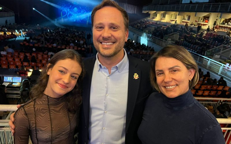 Depois de um ano e o susto do acidente, a noite de abertura foi prestigiar o Teatro Gua&iacute;ra. – Foto: Divulga&ccedil;&atilde;o