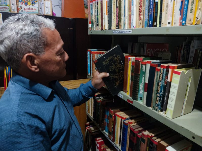 Lenir Oliveira&nbsp; ficou feliz ao ver as melhorias e mudan&ccedil;as no espa&ccedil;o voltado &agrave; leitura na Passarela da Cidadania – Foto: Julia Magalh&atilde;es/PMF/Divulga&ccedil;&atilde;o/ND