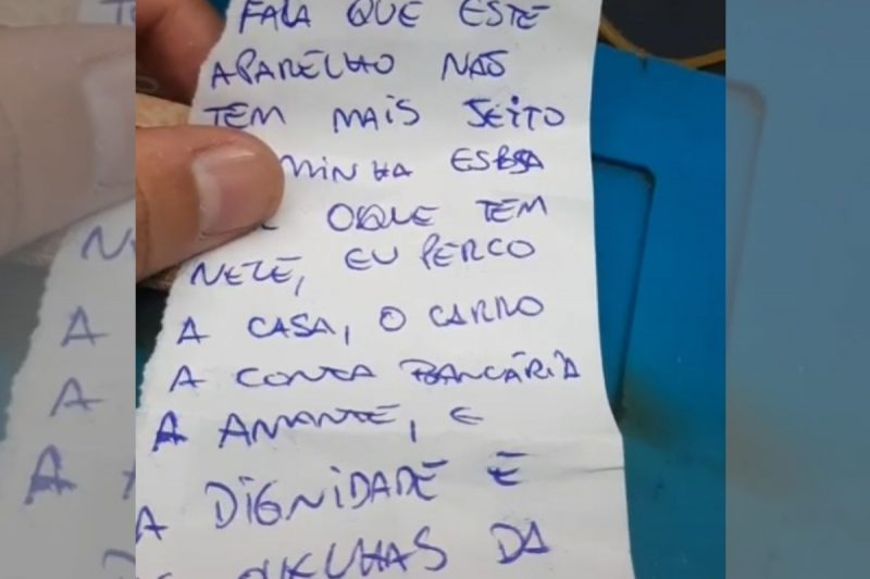 Bilhete com pedido curioso foi encontrado dentro do celular – Foto: Reprodu&ccedil;&atilde;o/Internet