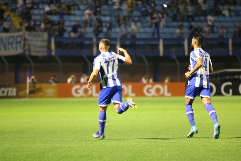 Bissoli comemora o gol do Ava&iacute; – Foto: Frederico Tadeu/Ava&iacute;