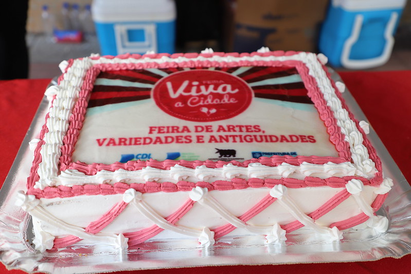 A reabertura da feirinha teve até bolo comemorativo &#8211; Foto: Teresa Vieira/PMF/ND