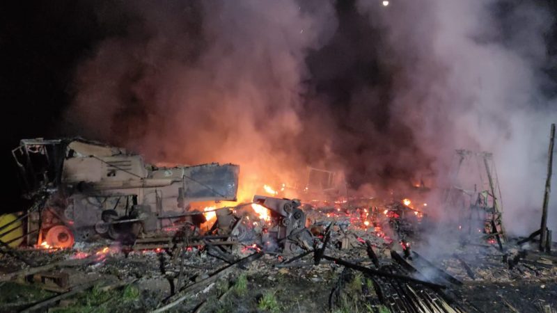 Entre os equipamentos atingidos pelas chamas estavam dois tratores, um caminh&atilde;o e uma colheitadeira. – Foto: Corpo de Bombeiros/ND