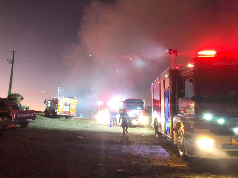 Para auxiliar no combate do fogo, os bombeiros de Joa&ccedil;aba e Catanduvas tamb&eacute;m foram acionados.&nbsp;&nbsp; – Foto: Corpo de Bombeiros/ND