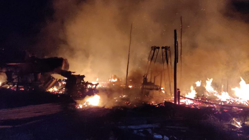 Um Barrac&atilde;o e m&aacute;quinas agr&iacute;colas s&atilde;o atingidas por inc&ecirc;ndio em Lebon R&eacute;gis. – Foto: bombeiros Militar