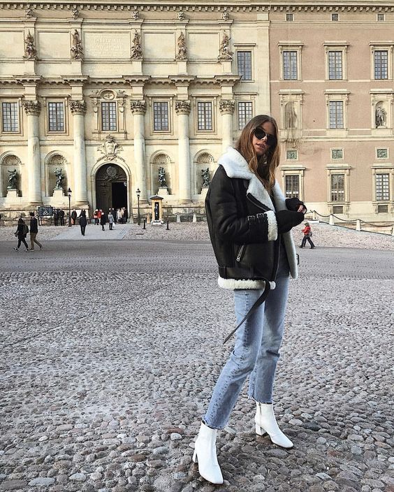 Aquela bota pretinha básica você já tem, então porque não escolher uma bota colorida para um look pretinho básico?