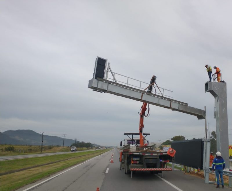 Instala&ccedil;&atilde;o de pain&eacute;is eletr&ocirc;nicos em tr&ecirc;s pontos do trecho sul da BR-101 pode exigir interdi&ccedil;&atilde;o de trechos – Foto: Divulga&ccedil;&atilde;o/ND