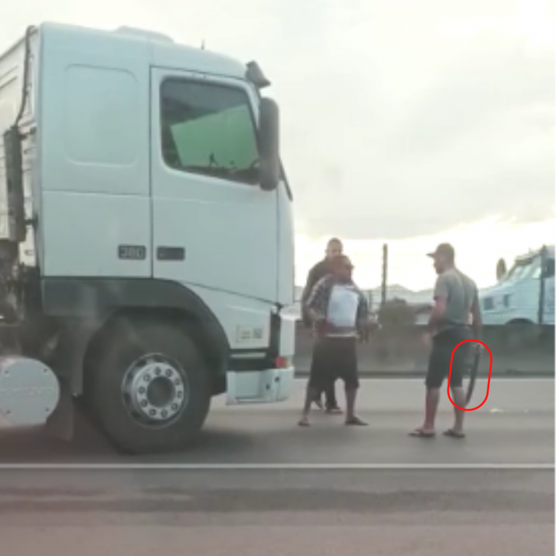 Homens discutem ap&oacute;s colis&atilde;o entre dois caminh&otilde;es na BR-101 – Foto: Captura de v&iacute;deo/Reprodu&ccedil;&atilde;o/ND