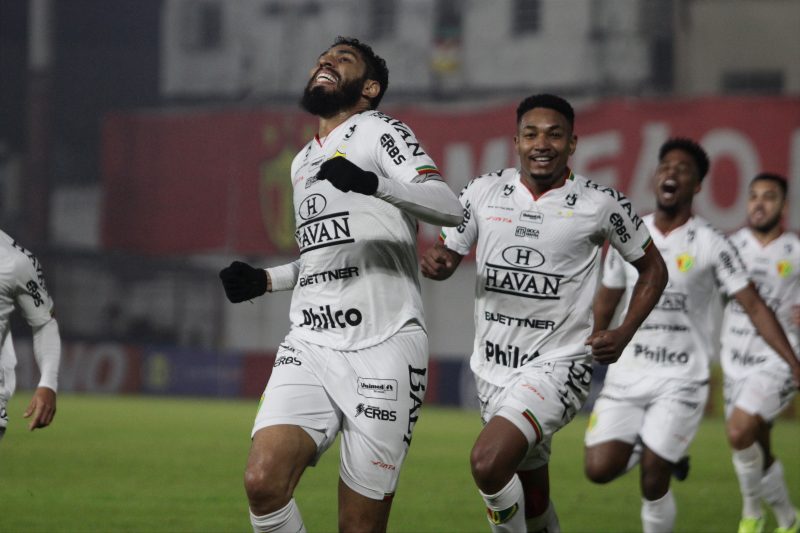 Wallace comemora o segundo gol do Brusque – Foto: Lucas Gabriel Cardoso/Brusque FC