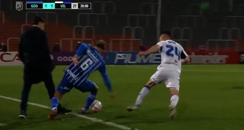 Técnico Cacique Medina deu rasteira em jogador adversário