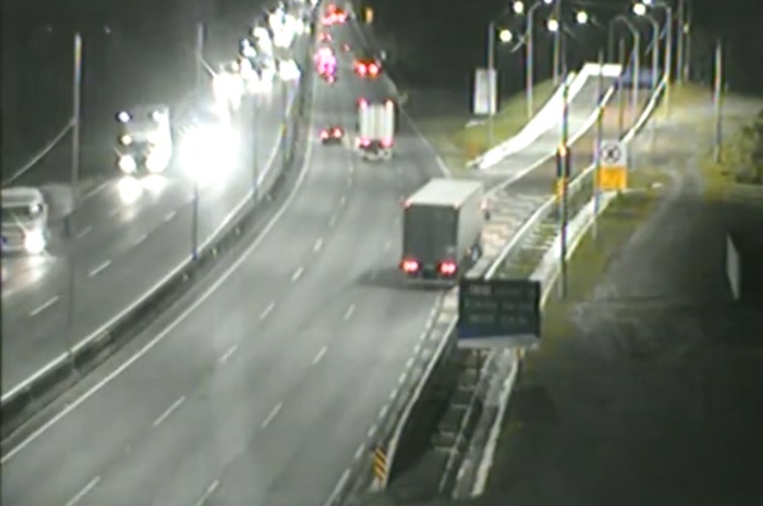 Carreta usa área de escape da BR-376 no Paraná