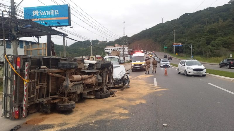 Caminh&atilde;o tombou na SC-403 – Foto: PMRv/Divulga&ccedil;&atilde;o/ND