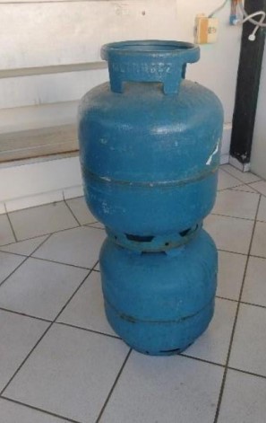 Dono dos botij&otilde;es encontrou os produtos em frente a um bar. – Foto: Divulga&ccedil;&atilde;o/ Pol&iacute;cia Militar de Indaial/ND