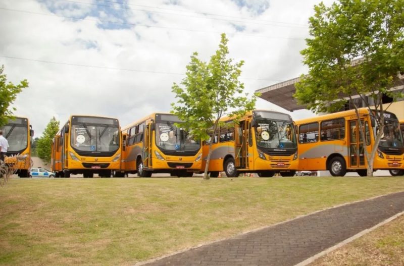Ônibus do transporte coletivo pararam de circular nesta segunda-feira (4)