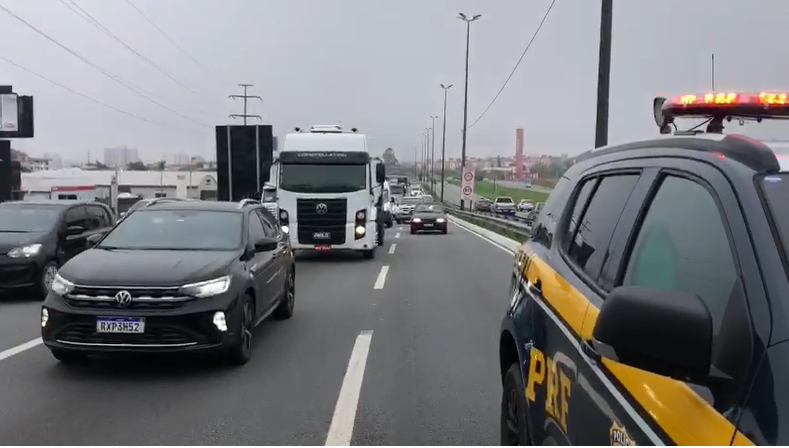 Tr&acirc;nsito dever&aacute; normalizar at&eacute; o final da manh&atilde; &mdash; Foto: GMF/Reprodu&ccedil;&atilde;o V&iacute;deo/ND