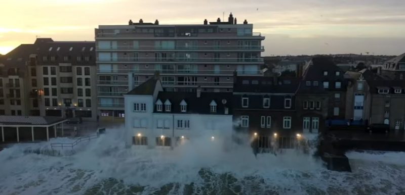 Imagens mostram a for&ccedil;a das &aacute;guas na cidade – Foto: Reprodu&ccedil;&atilde;o/Youtube/ND